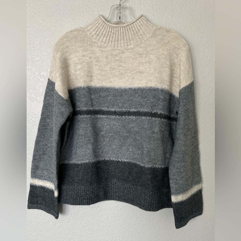 Universal Thread Cream and Gray Crew Neck Sweater